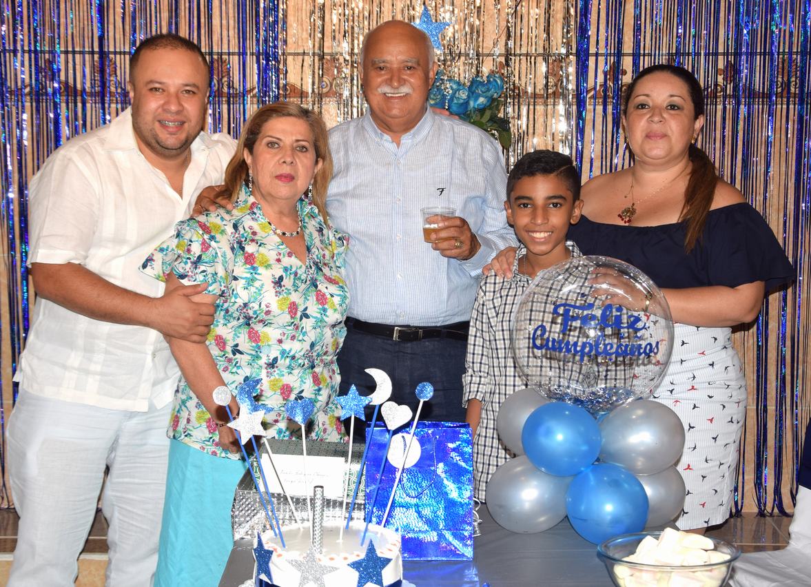 Cristian Pérez, Dora Rodríguez, el cumpleañero Enrique Pérez, Jazmín Pérez y Santiago Paz.